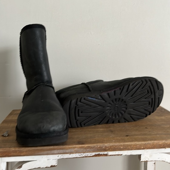 Women Classic Short Leather Black UGG
Boots Size 8 - Picture 3 of 4